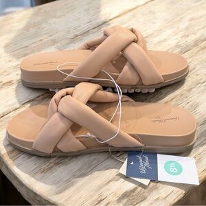 NWT Universal Threads Women’s Beige Sandals With Contoured Footbed For Support